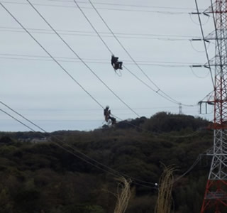 鉄塔間にある電線点検などの作業