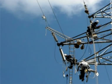延線した電線の緊線中